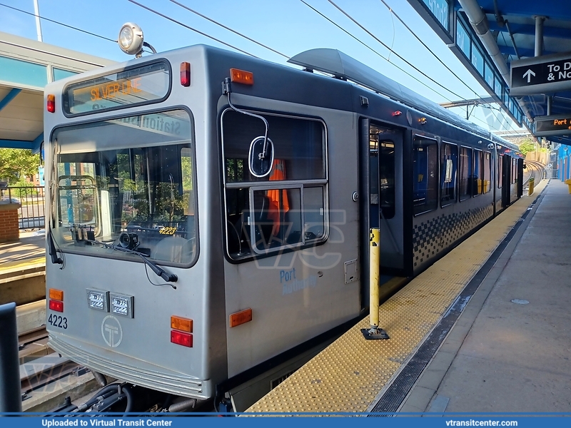 Pittsburgh Regional Transit LRV 4223
Silver Line
Siemens SD-400
Station Square Station (South Busway), Pittsburgh, PA
Keywords: PRT;Siemens