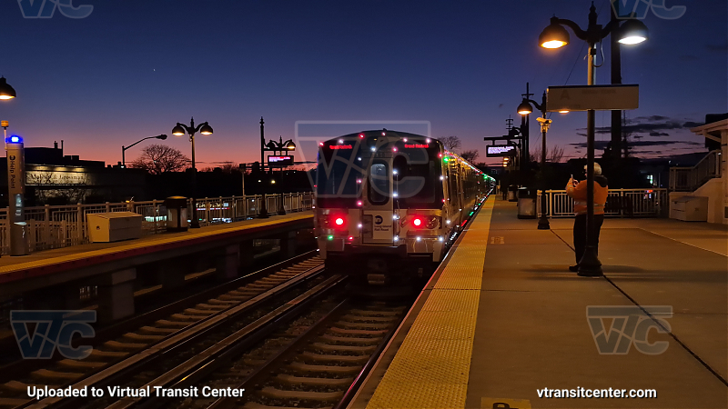 LIRR M9 Holiday Train
LIRR M9 Holiday Train
