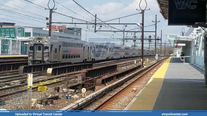 NJ Transit MLV 7042
Bombardier MLV
Harrison Av Station, Newark, NJ

