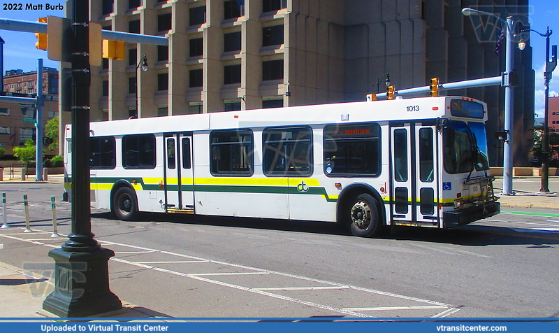 DDOT 1013 on route 9
2010 DDOT New Flyer D40LF on route 9 at Cass Avenue and Michigan Avenue in Detroit, MI
Keywords: DDOT