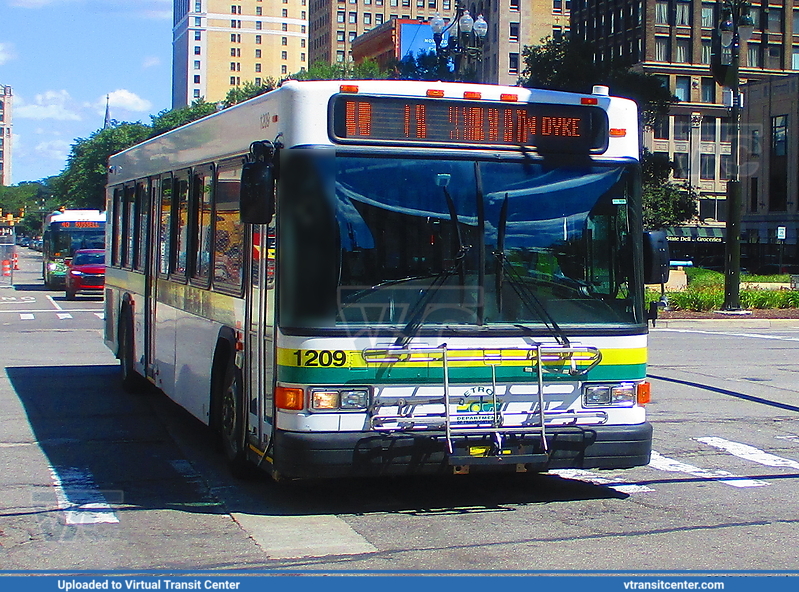 DDOT 1209 on route 5
2012 DDOT Gillig Low Floor on route 5 at Washington Boulevard and Michigan Avenue in Detroit, MI
Keywords: DDOT