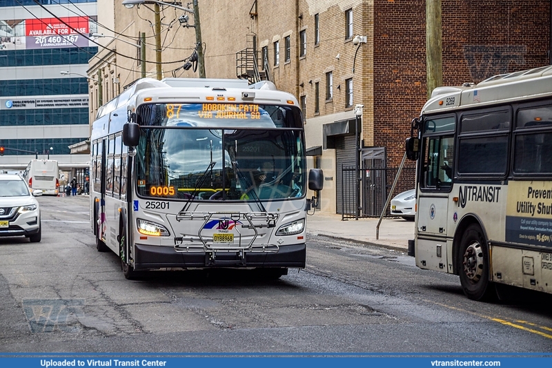 NJ Transit 25201 on Route 87
Route 87 to Hoboken-Path via Journal Square
New Flyer XD40
Pavonia Avenue and Homestead PL, Jersey City, NJ
Keywords: NJTBus;XD40