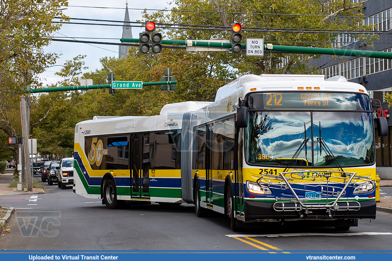 CT Transit 2541 on Route 212
Route 212; Downtown New Haven to Wallingford
Keywords: CTTransit;New Flyer XD60