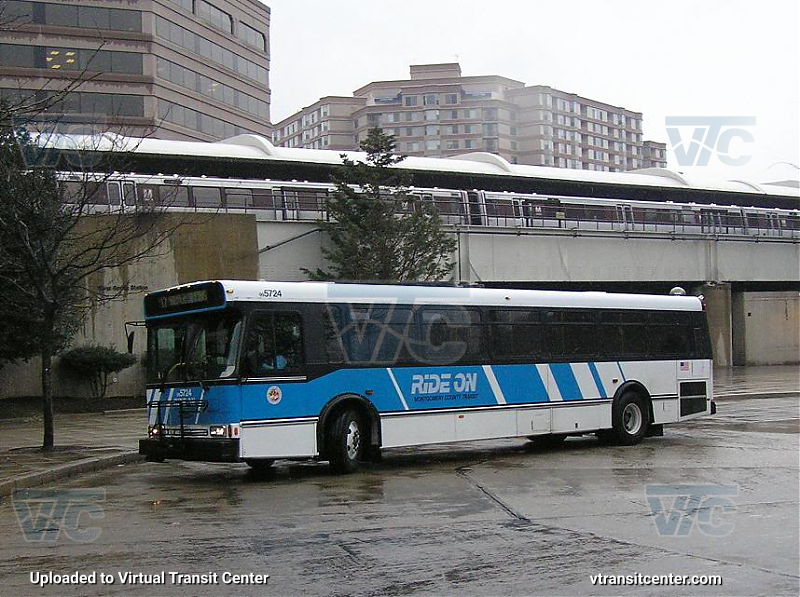 Montgomery County Ride-On 5724 on route 17
side view
