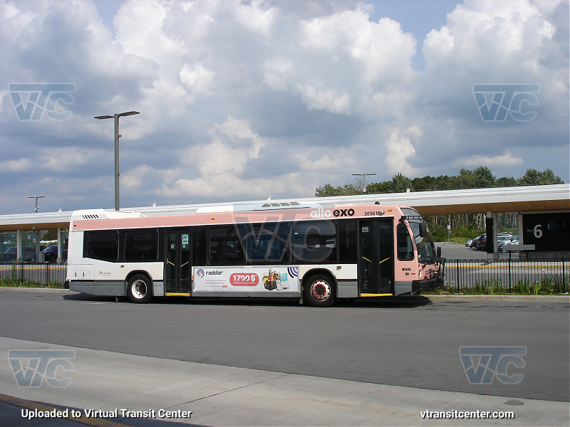 EXO - TransDev 305616 2016 NovaBus LFS laying over at Chateauguay Terminus
EXO / TransDev for Chateauguay's 305616, a skinny front door no wheelchair ramp 4th gen LFS with maximum seating. The majority of the seats are coach-like, where the ones over the front wheels are more of a transit type seat. Very comfortable, though it dosnt ride much better than any LFS...at least the seats help
