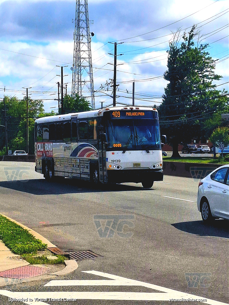 NJ Transit 19139 on the 409
409 to Philly
Keywords: Jerzey boy Productions