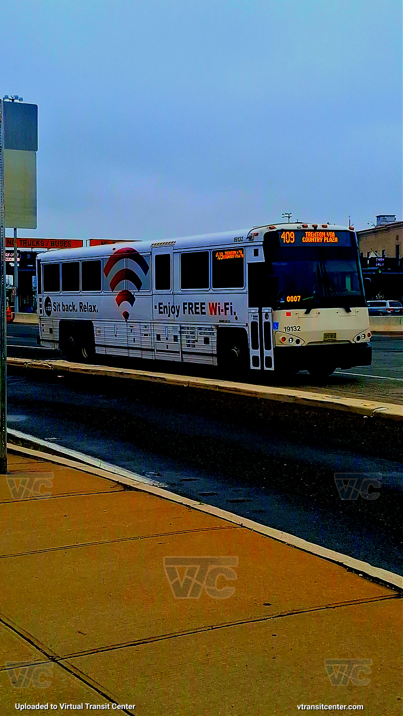 NJ Transit 19132 on the 409
409 to Trenton County Plaza
Keywords: Jerzey boy Productions
